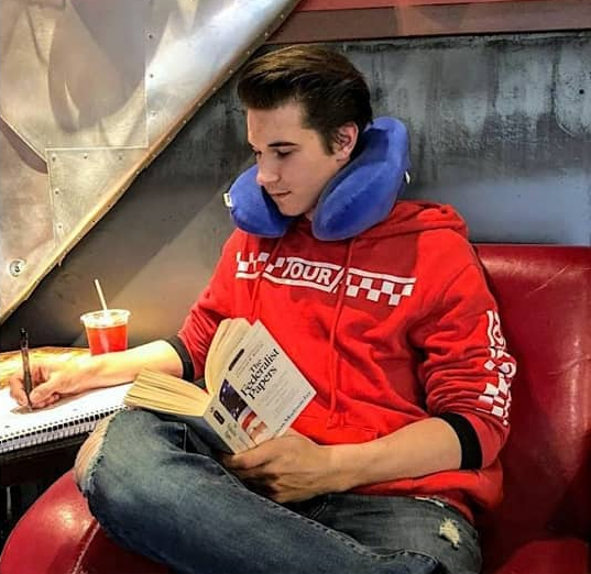 The Ultimate Study Companion: How College Students Use the Neck Sofa® Pillow for Comfort and Focus
